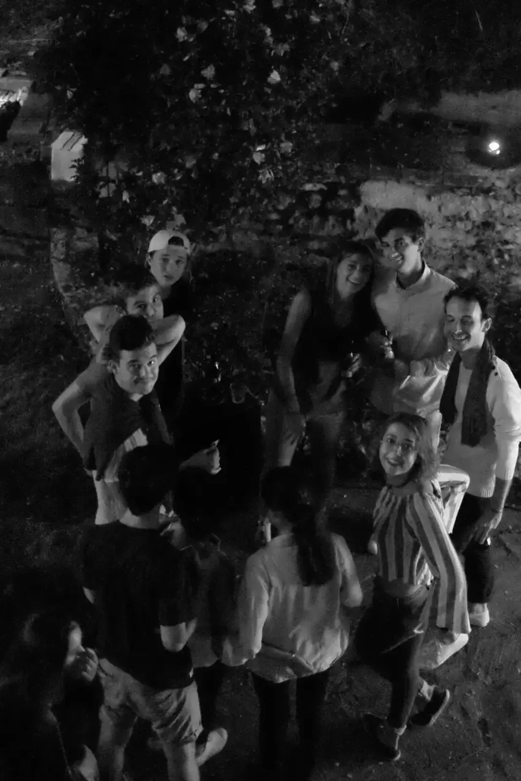 Groupe d'amis posant ensemble dans la cour la nuit, soirée d'anniversaire, Villeneuve d'Aveyron — août 2011